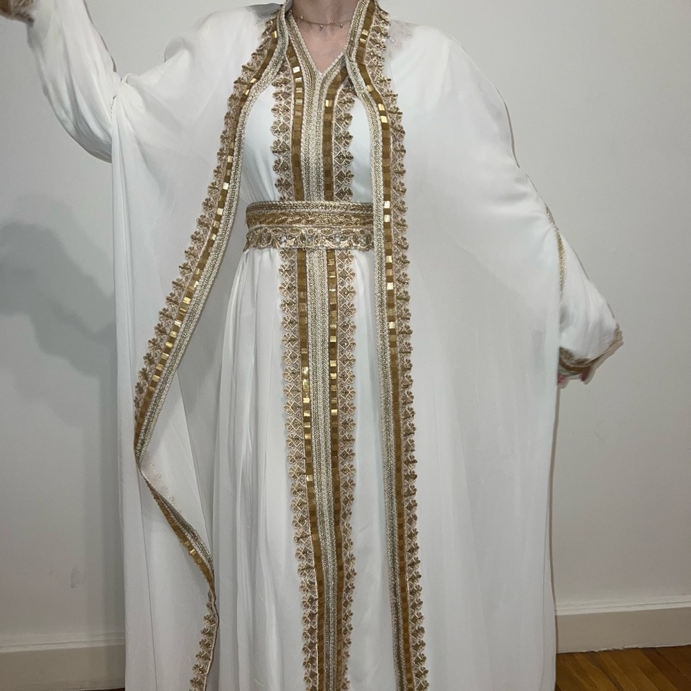 Brand New Elegant White and Gold Embroidered Dress/Kaftan - Picture 2 of 3
